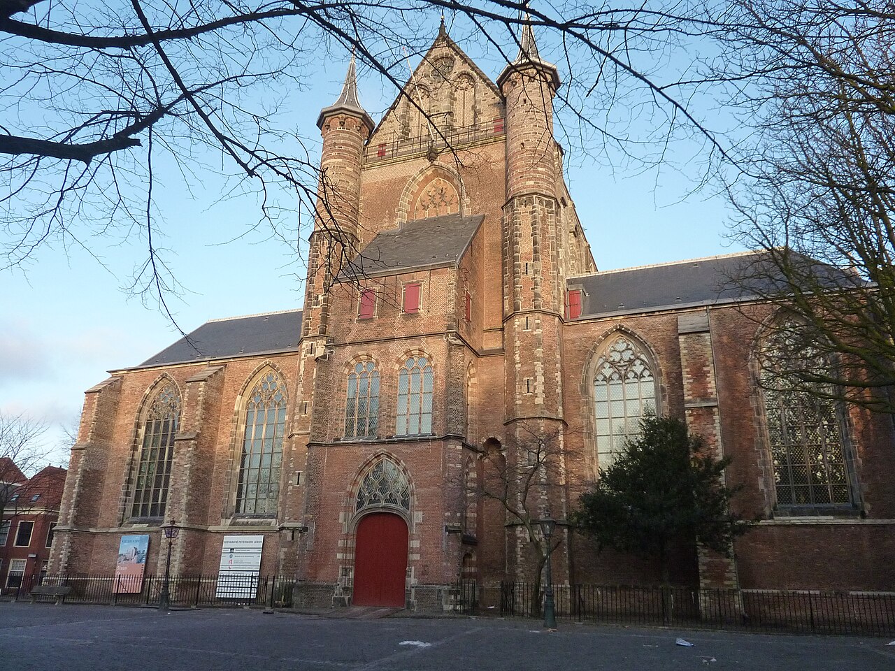 Modern view at Kloksteeg and the Pieterskerk in Leiden