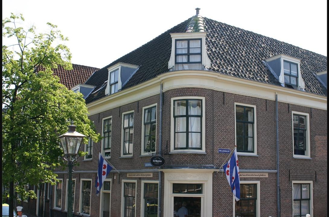 The corner house at Groenhazengracht 10 in Leiden today