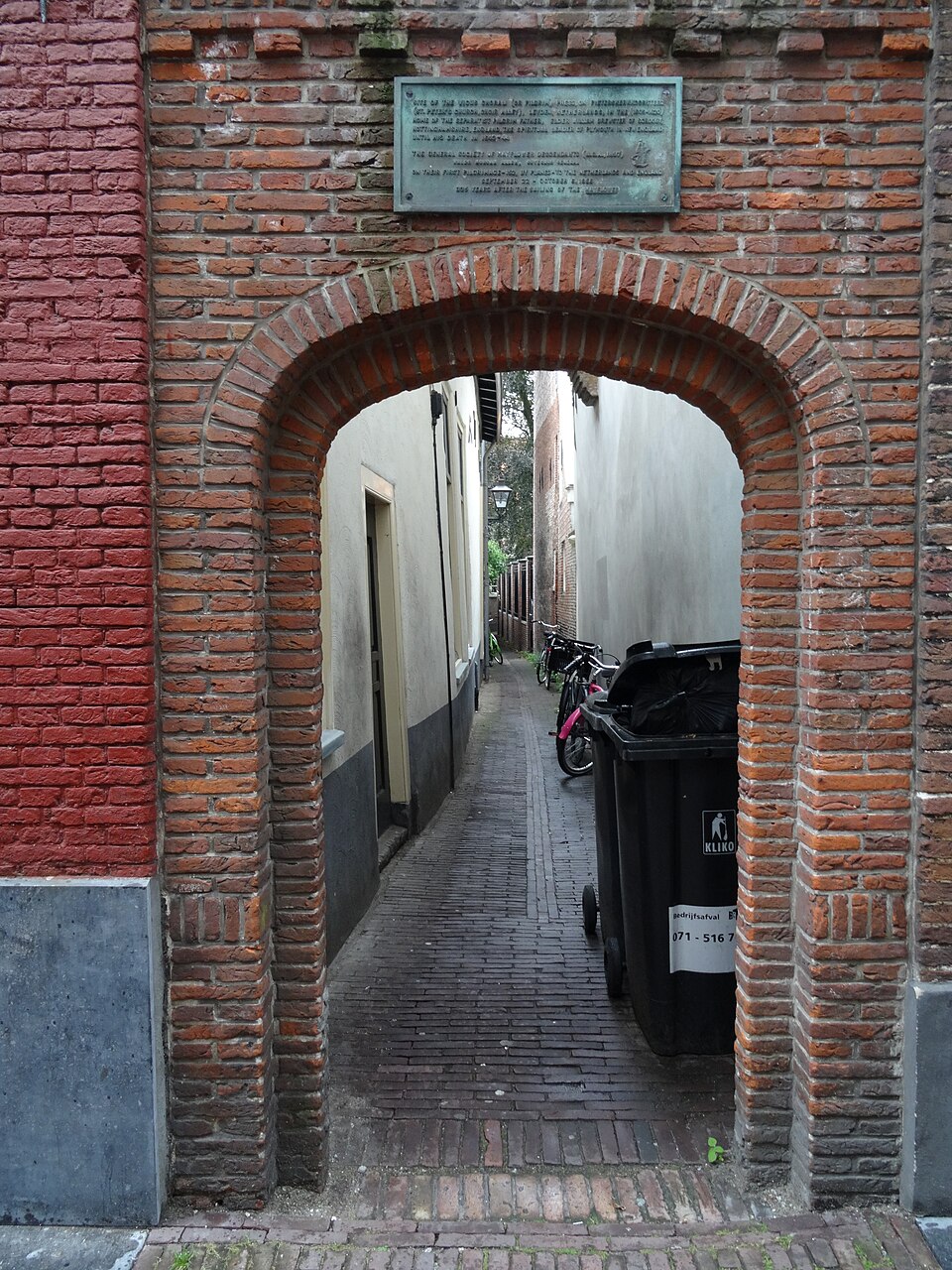 Modern entrance to William Brewstersteeg in Leiden